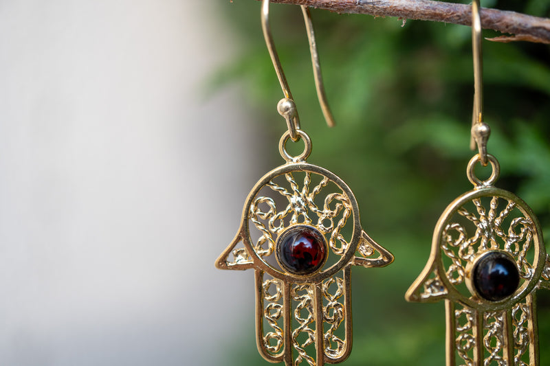 Boucles d'oreilles avec ambre cerise en forme de khamsa (vermeil)