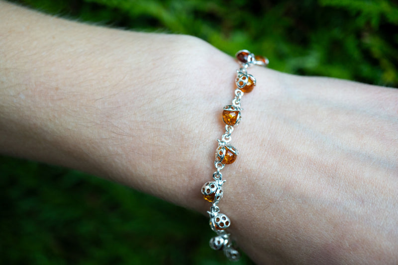 Bracelet avec ambre cognac en forme de coccinelle