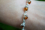 Bracelet avec ambre cognac en forme de coccinelle