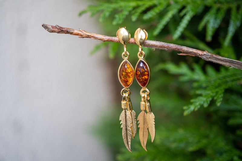 Boucles d'oreilles avec ambre cognac en forme de feuilles