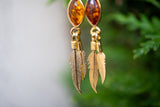 Boucles d'oreilles avec ambre cognac en forme de feuilles