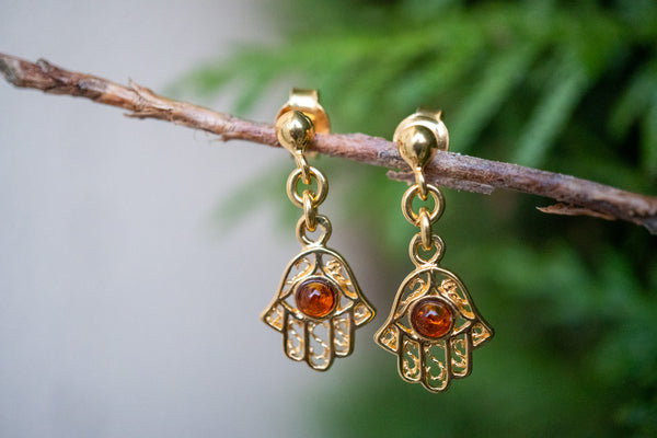 Boucles d'oreilles avec ambre en forme de khamsa (petit)