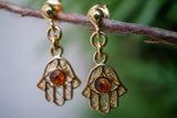 Boucles d'oreilles avec ambre en forme de khamsa (petit)