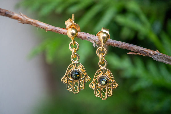 Boucles d'oreilles avec ambre vert en forme de khamsa (petit)