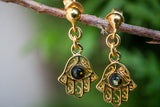 Boucles d'oreilles avec ambre vert en forme de khamsa (petit)