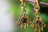 Boucles d'oreilles avec ambre vert en forme de khamsa (petit)