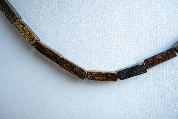 Collier avec des bronzites