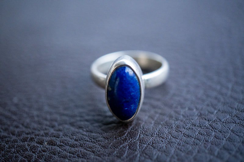 Ring with lapis lazuli