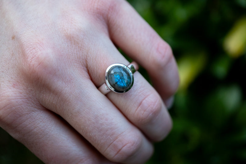 Petite bague labradorite ovale en argent 925