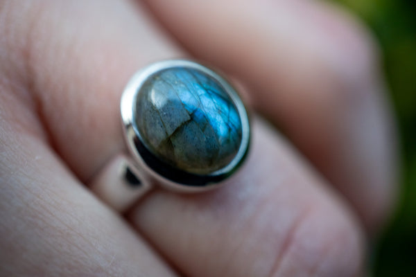 Petite bague labradorite ovale en argent 925