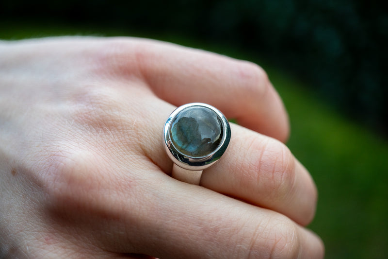 Bague avec labradorite ronde