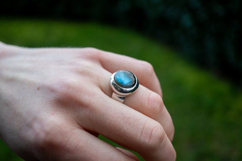 Bague avec labradorite ronde