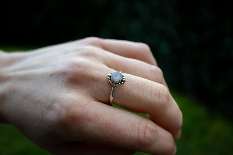 Bague avec labradorite blanche (pierre de lune arc-en-ciel)