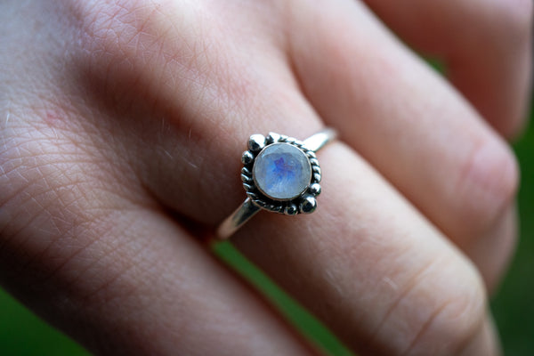 Bague avec labradorite blanche (pierre de lune arc-en-ciel)