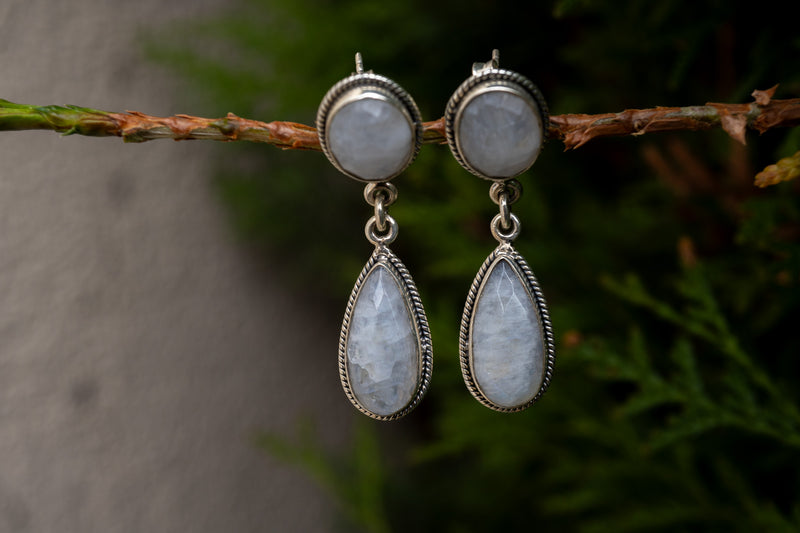 Boucles d'oreilles avec labradorites blanches (pierre de lune arc-en-ciel)