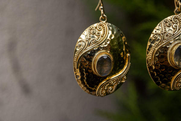 Boucles d'oreilles décorées avec labradorites