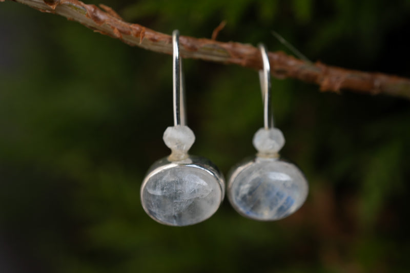 Boucles d'oreilles labradorites blanches (pierre de lune arc-en-ciel)