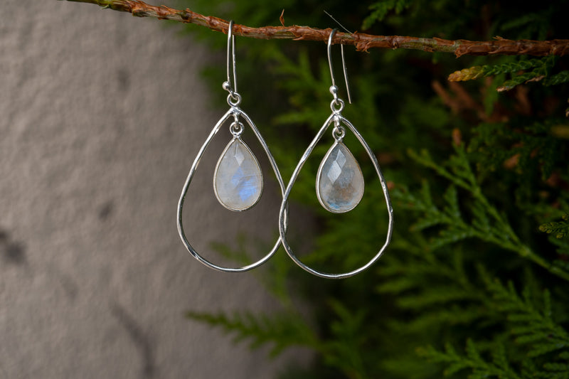 Boucles d'oreilles en labradorites blanches (pierre de lune arc-en-ciel) en forme de gouttes