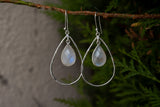 Boucles d'oreilles en labradorites blanches (pierre de lune arc-en-ciel) en forme de gouttes