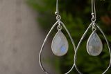 Boucles d'oreilles en labradorites blanches (pierre de lune arc-en-ciel) en forme de gouttes