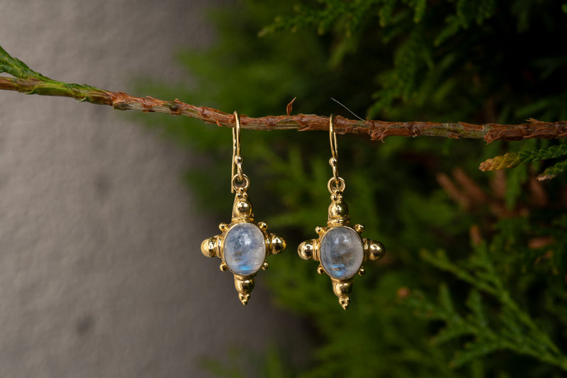 Boucles d'oreilles avec labradorites blanches (pierre de lune arc-en-ciel)