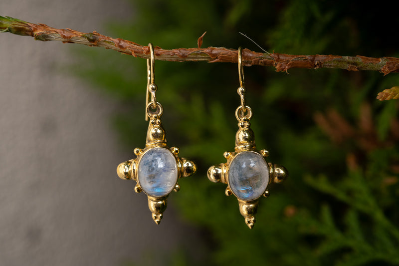 Boucles d'oreilles avec labradorites blanches (pierre de lune arc-en-ciel)