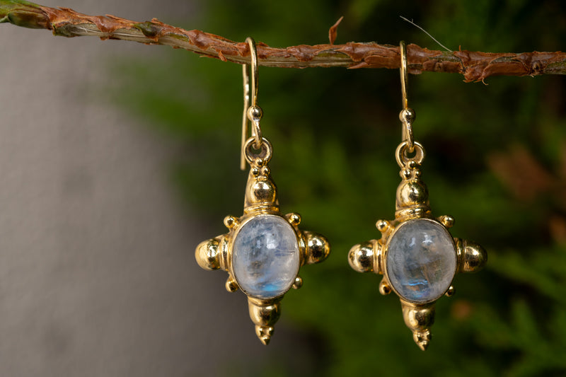 Boucles d'oreilles avec labradorites blanches (pierre de lune arc-en-ciel)