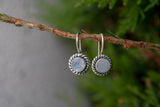 Petites boucles d'oreilles en argent 925 avec labradorites blanches