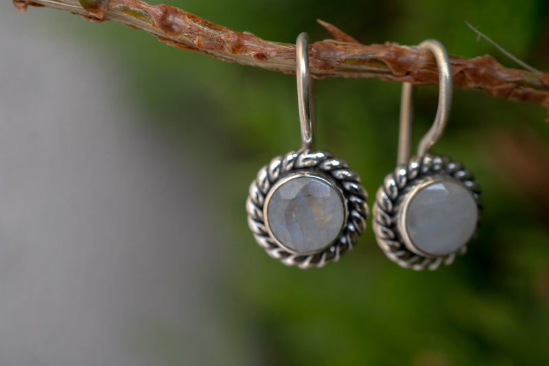 Petites boucles d'oreilles en argent 925 avec labradorites blanches