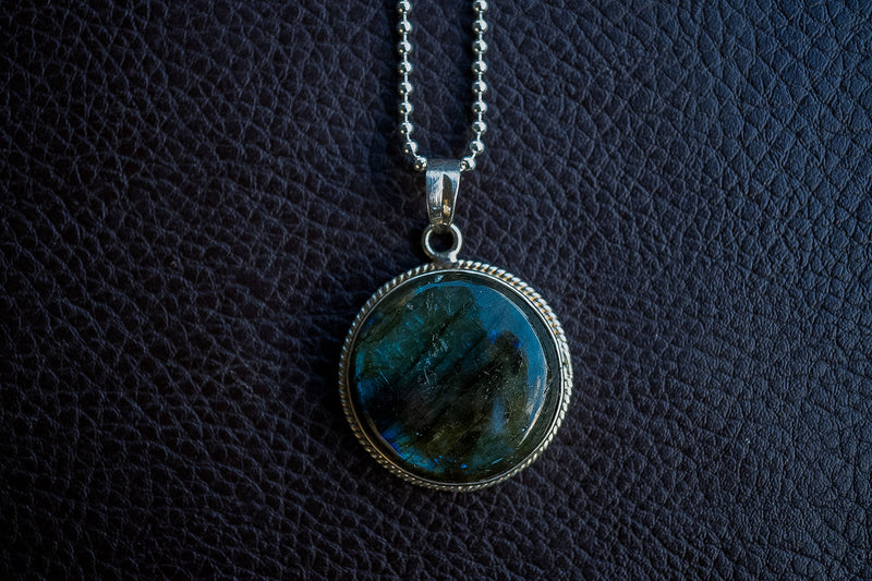 Labradorite pendant with 925 silver round