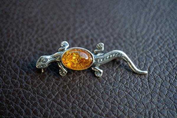 Broche en argent 925 avec ambre cognac en forme de gecko