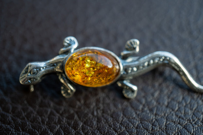 Broche en argent 925 avec ambre cognac en forme de gecko