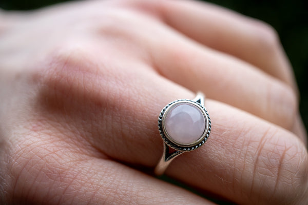 Bague ronde en quartz rose décorée