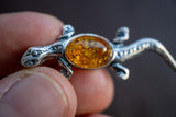 Broche en argent 925 avec ambre cognac en forme de gecko