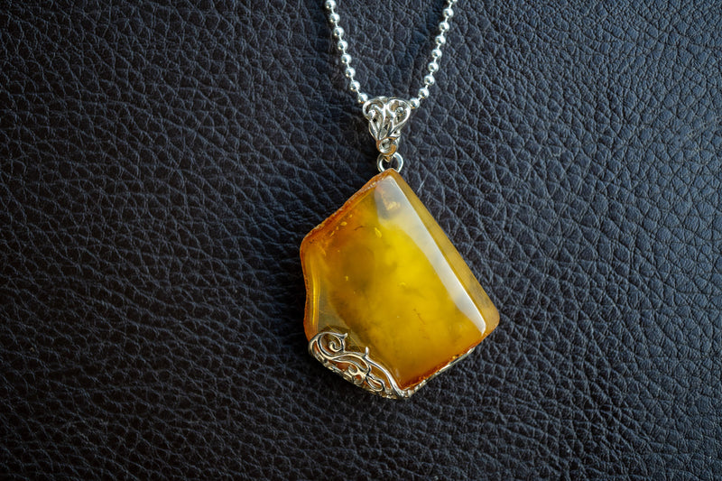 Oval Pendant in 925 Silver with Yellow Baltic Sea Amber