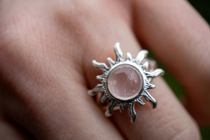Ring mit Rosenquarz in Form einer Sonne (groß)
