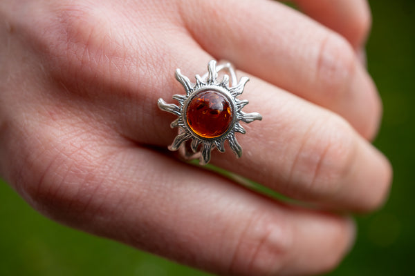 Bague d'ambre cognac en forme de soleil (grand)