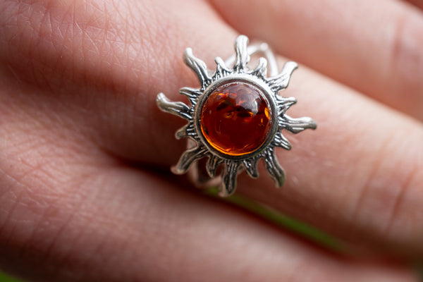 Bague d'ambre cognac en forme de soleil (grand)