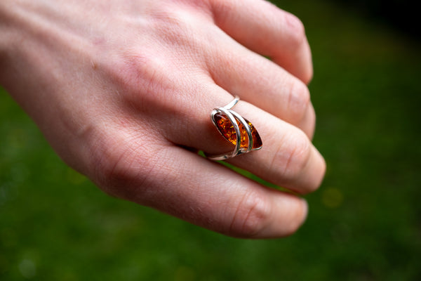 Bague entrelacée avec ambre cognac