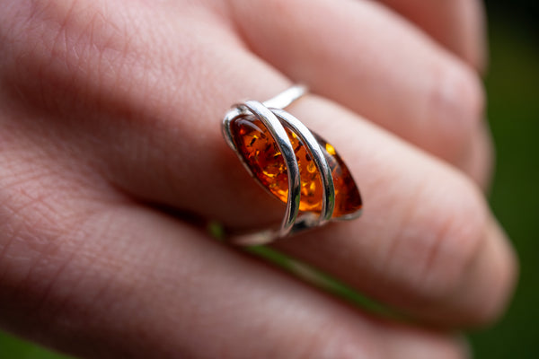 Bague entrelacée avec ambre cognac