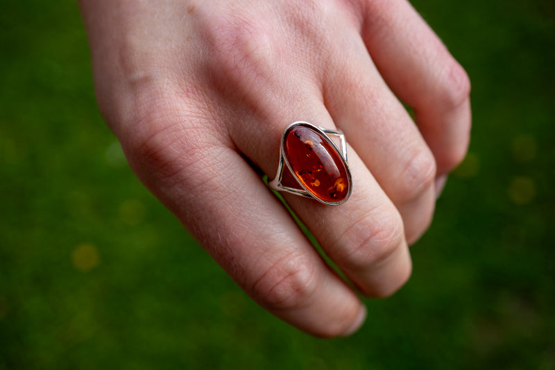 Bague avec ambre cognac ovale