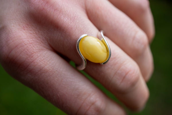 Bague ovale avec ambre jaune