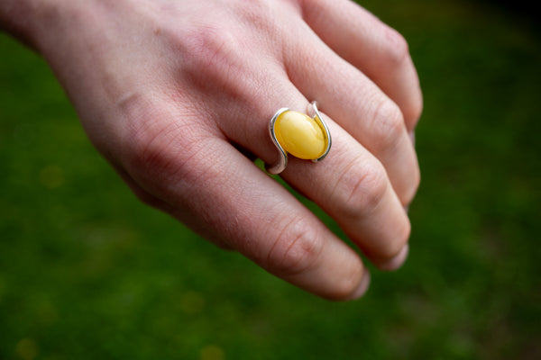 Bague ovale avec ambre jaune