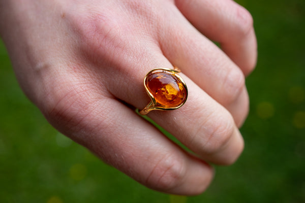 Bague entrelacée avec ambre cognac