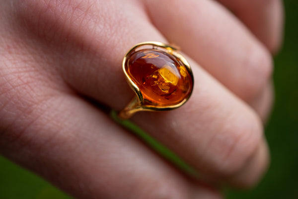 Bague entrelacée avec ambre cognac