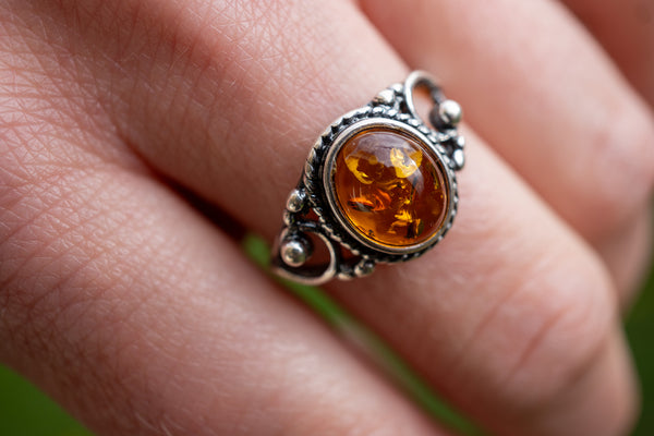 Bague ornée d'ambre cognac