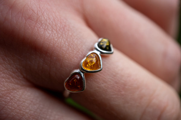 Bague avec ambres multicolores en forme de coeur