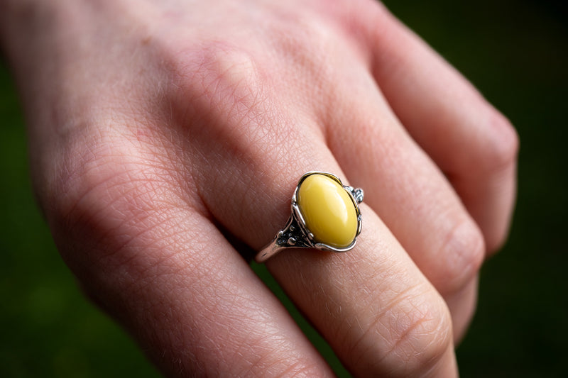 Bague avec ambre jaune