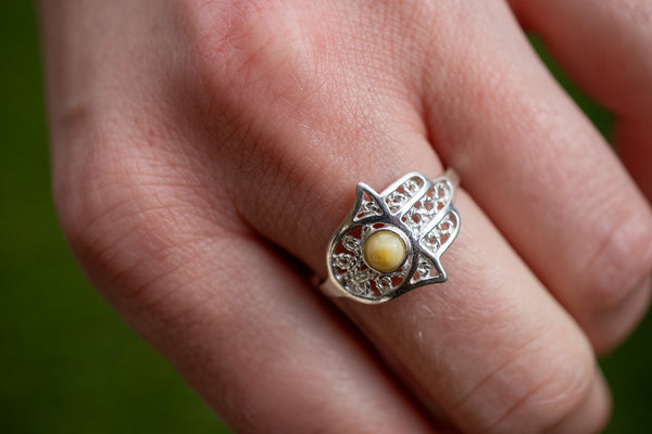 Bague avec ambre jaune en forme de khamsa