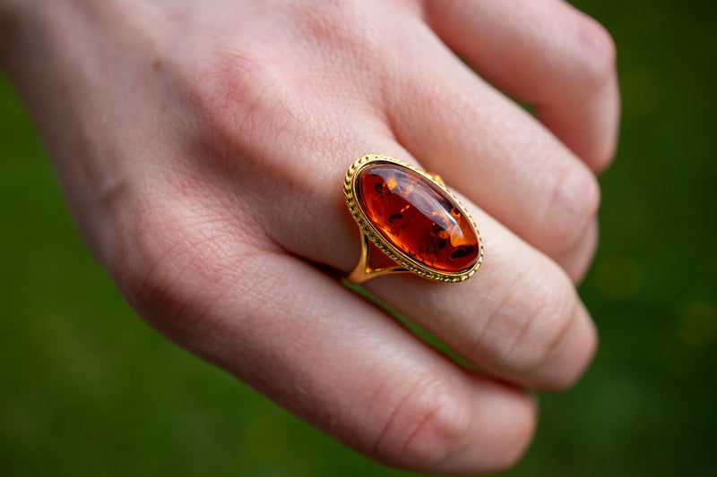 Grande bague ovale avec ambre cognac